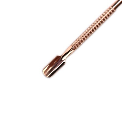 Espátula metálica de bronze com cabo texturizado e ponta achatada