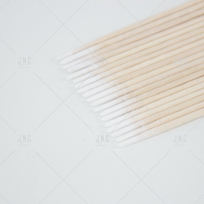 Cotonetes com hastes de madeira e pontas de algodão branco
