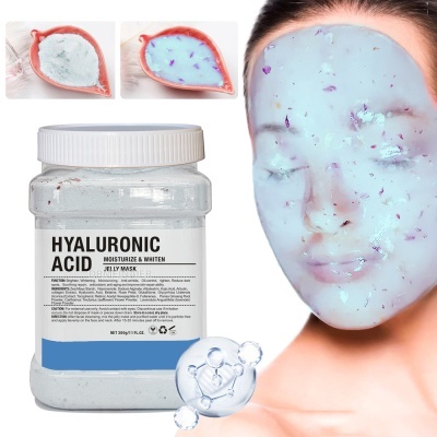 Máscara facial em gel azul clara com partículas roxas aplicada no rosto de mulher ao lado do frasco do produto.