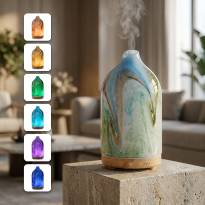 Difusor de aromas em vidro com base em madeira a emitir vapor numa sala de estar