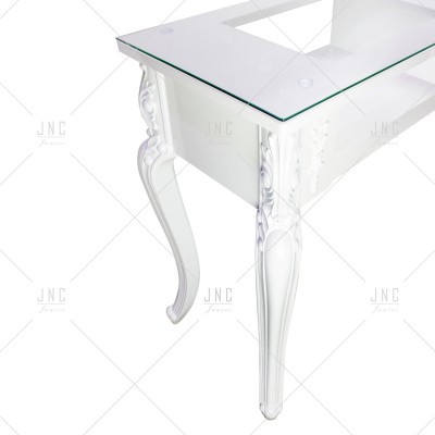 Mesa branca com pernas decorativas e tampo de vidro