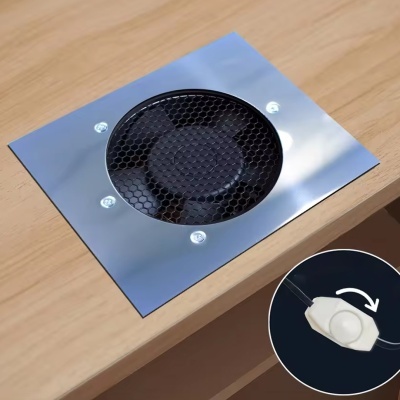 Extrator de pó embutido com grelha preta e suporte metálico sobre madeira clara, com imagem de interruptor branco