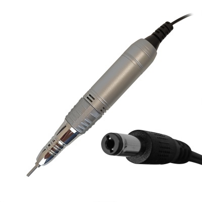 Broca elétrica metálica prateada com cabo preto e conector sobre fundo branco