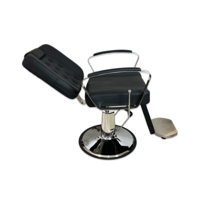 Cadeira de barbeiro preta reclinável com estrutura cromada sobre fundo branco