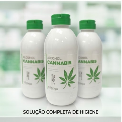 Frascos de álcool cannabis com rótulo branco e tampa verde