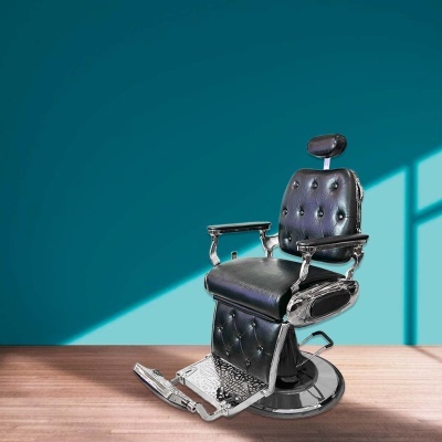Cadeira de barbeiro preta em couro com estrutura metálica cromada