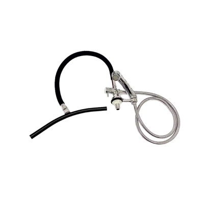 Torneira metálica cromada com cabo flexível preto e manguito prateado