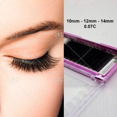 Olho fechado com pestanas postiças e caixa com pestanas em vários tamanhos