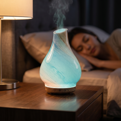 Difusor de aromas em padrão azul e branco madeira sobre mesa de madeira junto a cama e abajur.