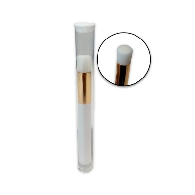 Pincel de maquilhagem branco com cabo branco e detalhe dourado dentro de tubo transparente.