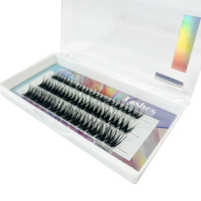 Estojo branco com pestanas postiças pretas