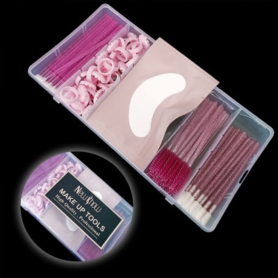 Caixa transparente com ferramentas de maquilhagem em tons de rosa e bege