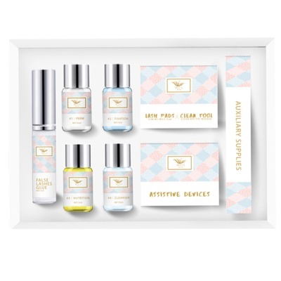 Conjunto de produtos para pestanas com embalagem limpa em fundo branco