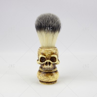 Pincel de barbear com cabo esculpido em forma de caveira e cerdas cinza e branco