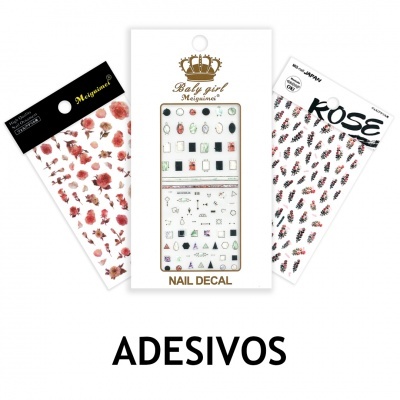 Adesivos decorativos para unhas com padrões florais, acessórios e bagas em embalagens variadas.