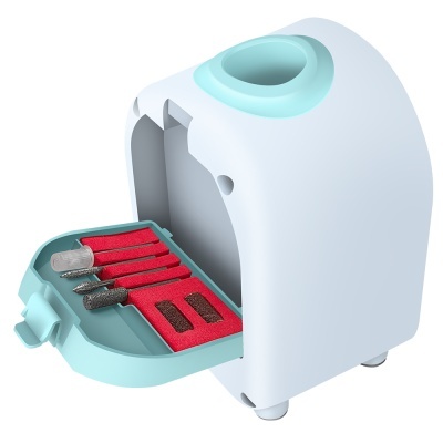 Dispositivo branco e azul claro com compartimento aberto e ferramentas metálicas dentro