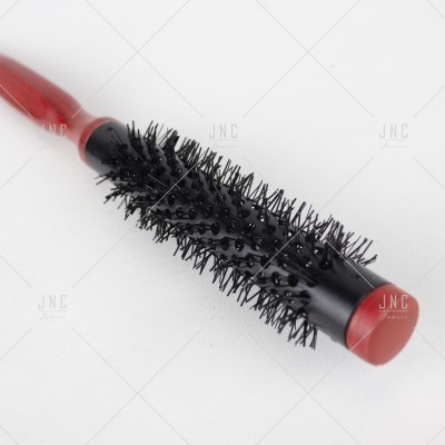 Escova de cabelo redonda com cabo vermelho e corpo preto com cerdas sintéticas pretas