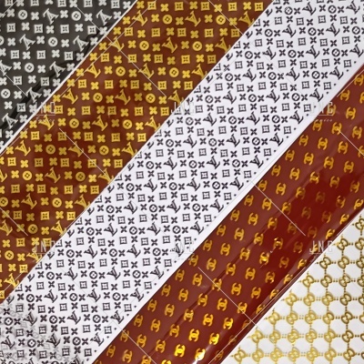 Faixas de tecido com padrões repetitivos em dourado e preto, em tons castanhos e brancos