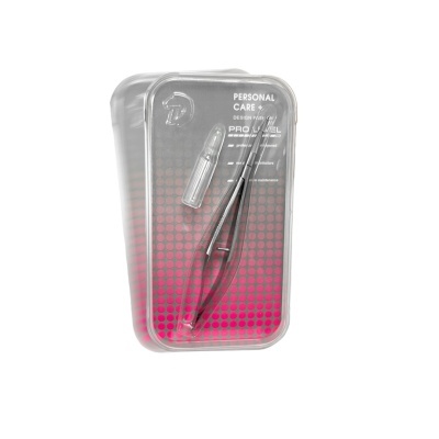 Conjunto de cuidados pessoais com pinça e instrumento metálico em embalagem transparente
