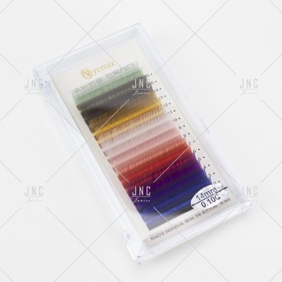 Estojo transparente com pestanas postiços coloridas organizadas em filas