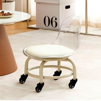 Cadeira moderna de rodas com assento transparente e almofada branca num ambiente interior