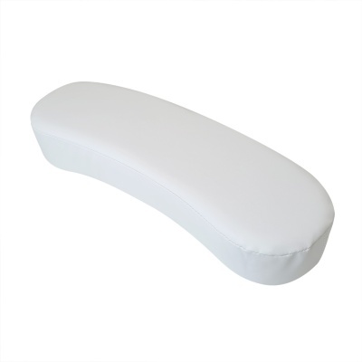 Almofada curva branca em fundo branco