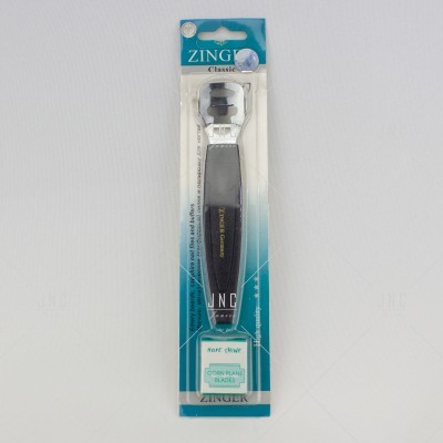 Ferramenta metálica para cuidados pessoais embalada, com cabo preto, na embalagem azul e branco da marca ZINGER.