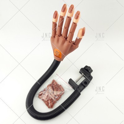 Mão de manequim marrom com dedos detalhados e pontas extras numa bolsa plástica, ligada a braço flexível preto com grampo.