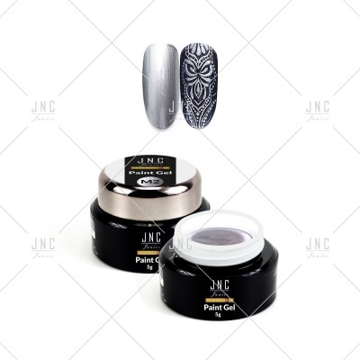 Frascos de gel para unhas JNC Paint Gel 5g M2 com unhas postiças pintadas prateado e preto com desenho branco.