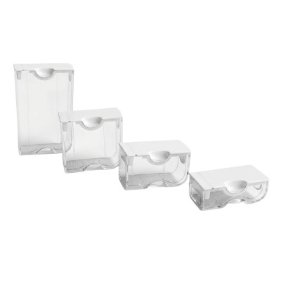 Conjunto de quatro caixas transparentes em plástico com tampas brancas