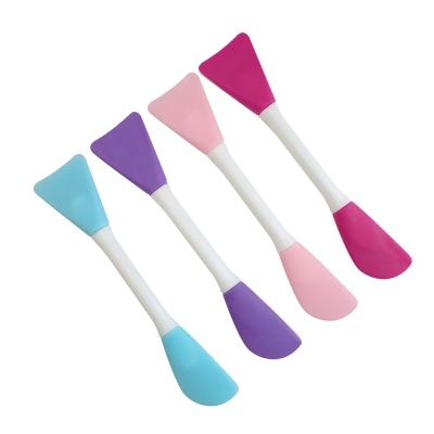 Quatro espátulas de silicone coloridas com cabos brancos