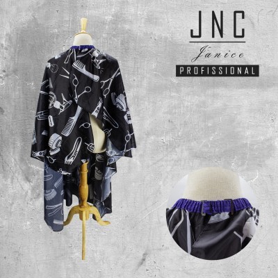 Capa preta com desenhos de ferramentas de cabeleireiro pendurada em manequim