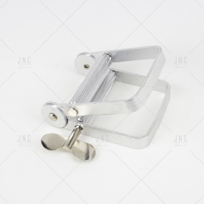 Ferramenta metálica prateada com parafuso borboleta num fundo branco