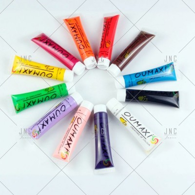 Tubos coloridos de tinta OUMAXI em círculo sobre fundo branco