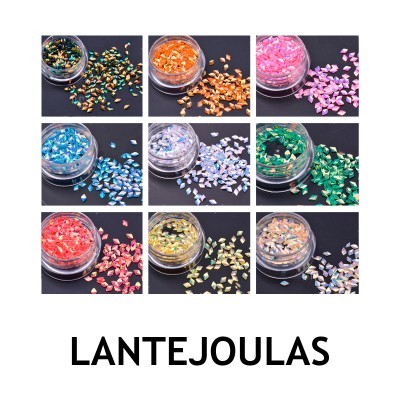 Frascos com lantejoulas de várias cores brilhantes sobre fundo escuro com texto LANTEJOULAS