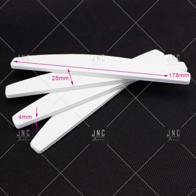 Três lixas de unha brancas com medidas em rosa sobre fundo preto