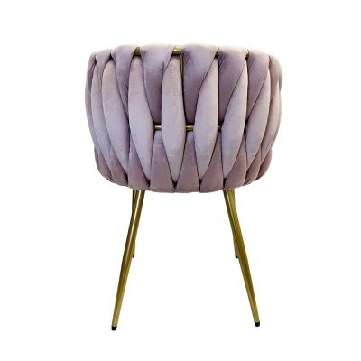 Cadeira rosa com estofamento almofadado de veludo e pés metálicos dourados