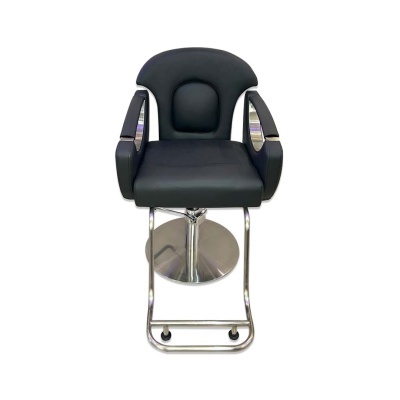Cadeira alta preta de barbeiro com estrutura metálica cromada e base redonda