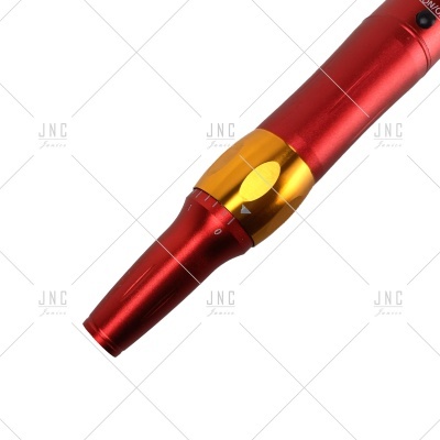 Objeto semelhante a uma caneta com cores metálicas vermelho e dourado e uma seta na parte dourada