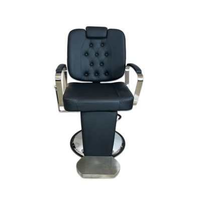 Cadeira de barbeiro preta com apoios metálicos e descanso para os pés.