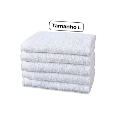 Cinco toalhas brancas empilhadas com etiqueta Tamanho L