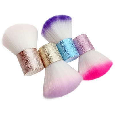 Conjunto de quatro pincéis de maquiagem coloridos com cabo texturizado e cerdas brancas com pontas coloridas.