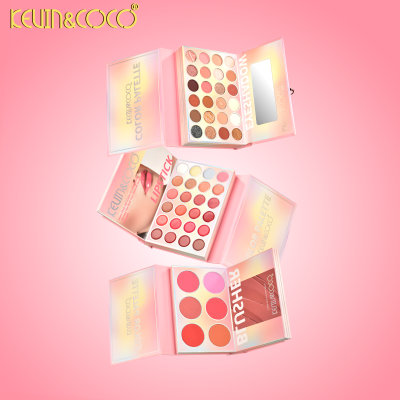 Três paletas de maquilhagem KEVIN&COCO com sombras, batons e blushes em diferentes tons numa composição sobre fundo rosa.