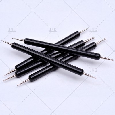 Conjunto de ferramentas para nail art com cabos pretos e pontas metálicas sobre superfície branca