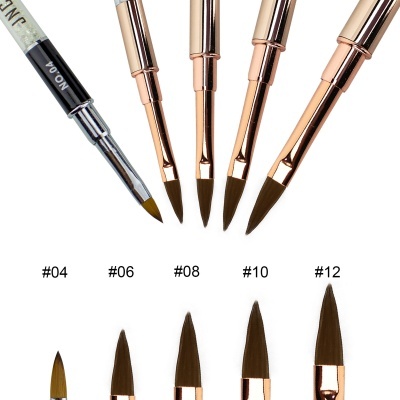 Pincéis de pintura variados com cabos cor de rosa dourado e cerdas castanhas.