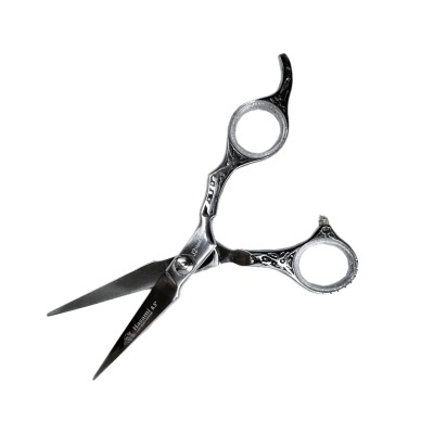 Tesoura de corte profissional prateada com cabo detalhado sobre fundo branco