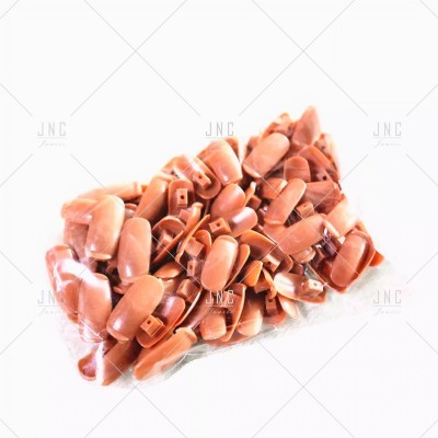 Pacote com pequenas peças castanhas avermelhadas em fundo branco