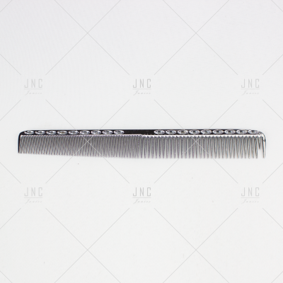 Pente metálico prateado com dentes finos e detalhes decorativos