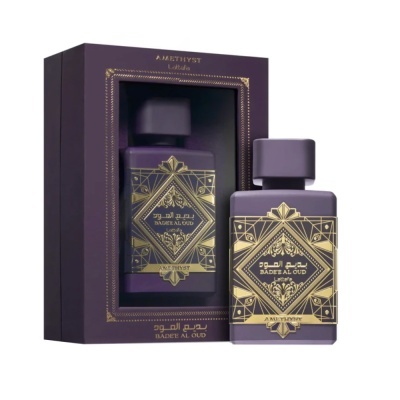 Frasco de perfume roxo com padrão dourado e caixa roxa