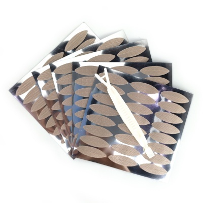 Cartelas de adesivos castanho escuro e ferramenta branca sobre fundo branco